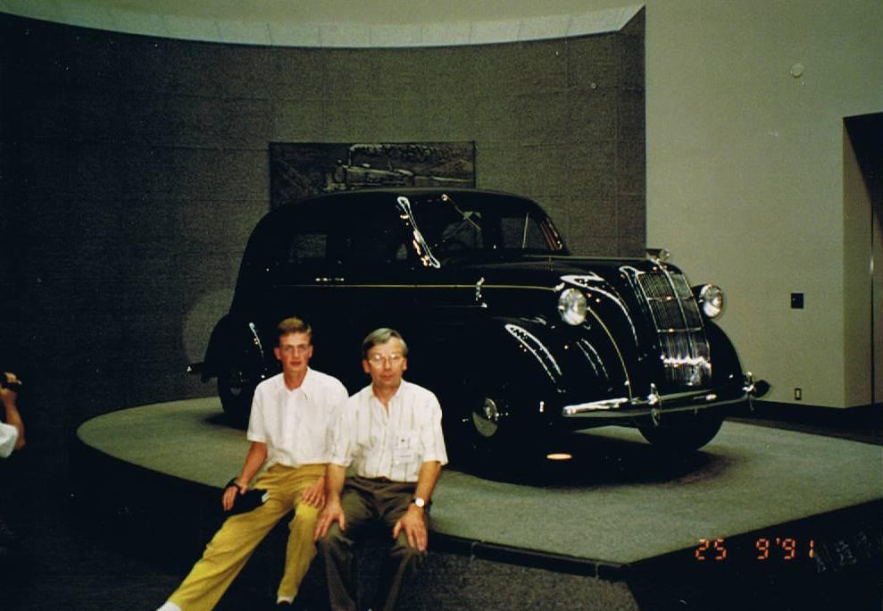 Emile et Frank près de la première Toyota de 1935 exposée au musée du constructeur japonais à Nagoya.