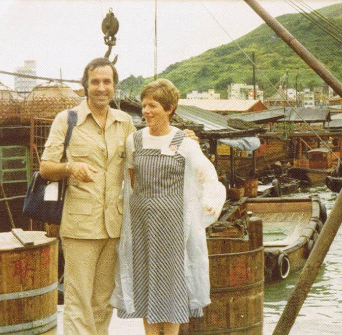 De passage à Hong-Kong, Eugène Paesmans, vice-président de Toyota Belgique et Jacqueline en juillet 1976.