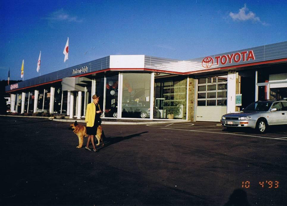 Jacqueline devant la nouvelle identification européenne de Toyota