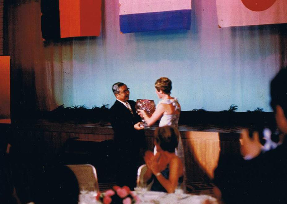 Le 18 juillet 1976, à Tokyo, Jacqueline remet une coupe signée 